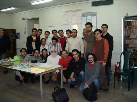 جشن خودمانی چهرهی ماندگار در آزمایشگاه کنترل دانشکده برق و کامپیوتر دانشکدگان فنی